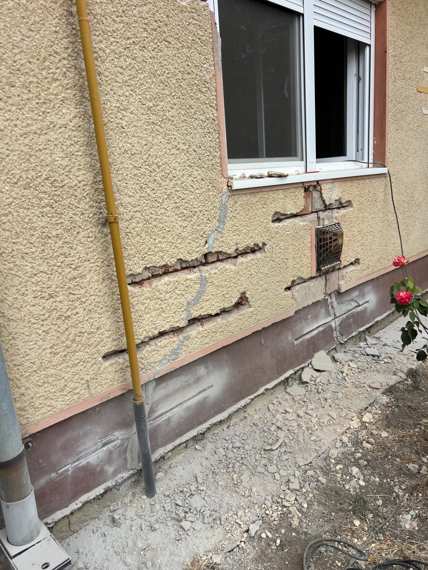 Homlokzati falszakasz hornyolása ablak alatt