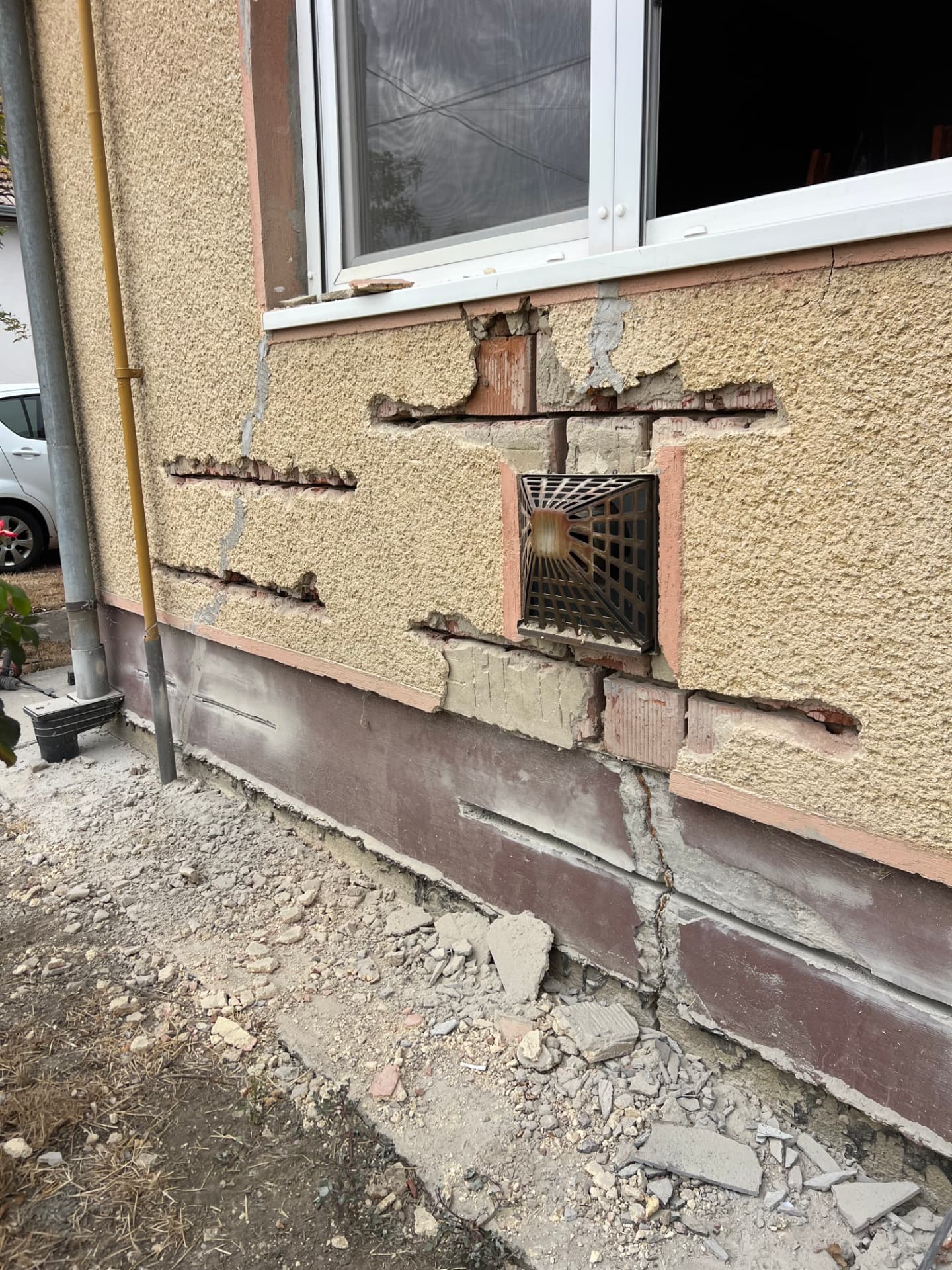 Falvarrás hornyai a lábazat és a szellőzőrács környezetében