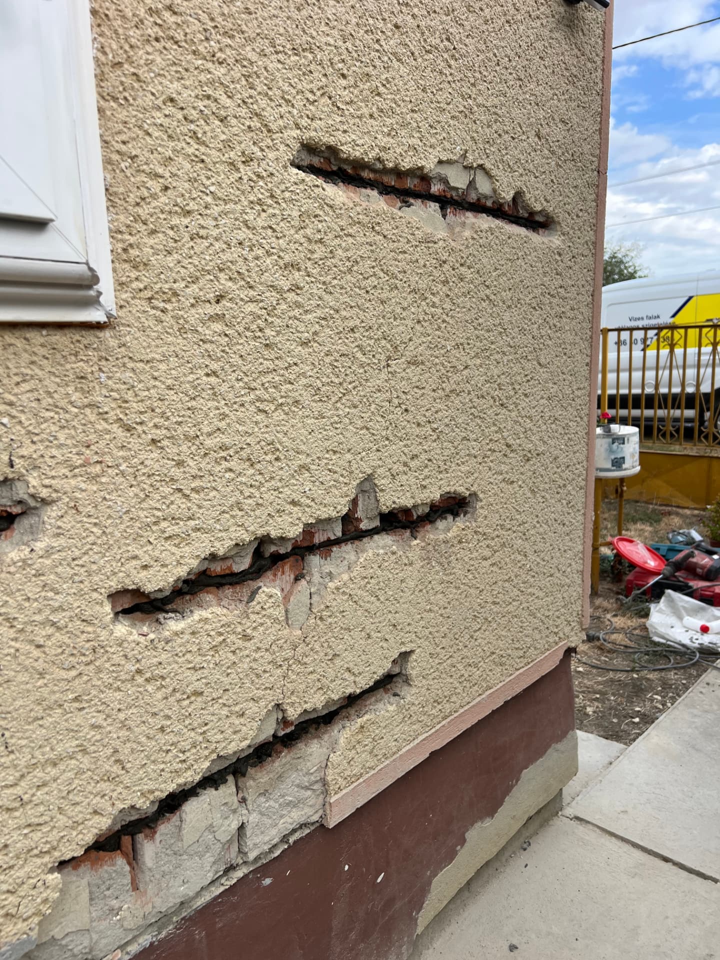 Kivágott hornyok a téglafalban, közeli felvétel