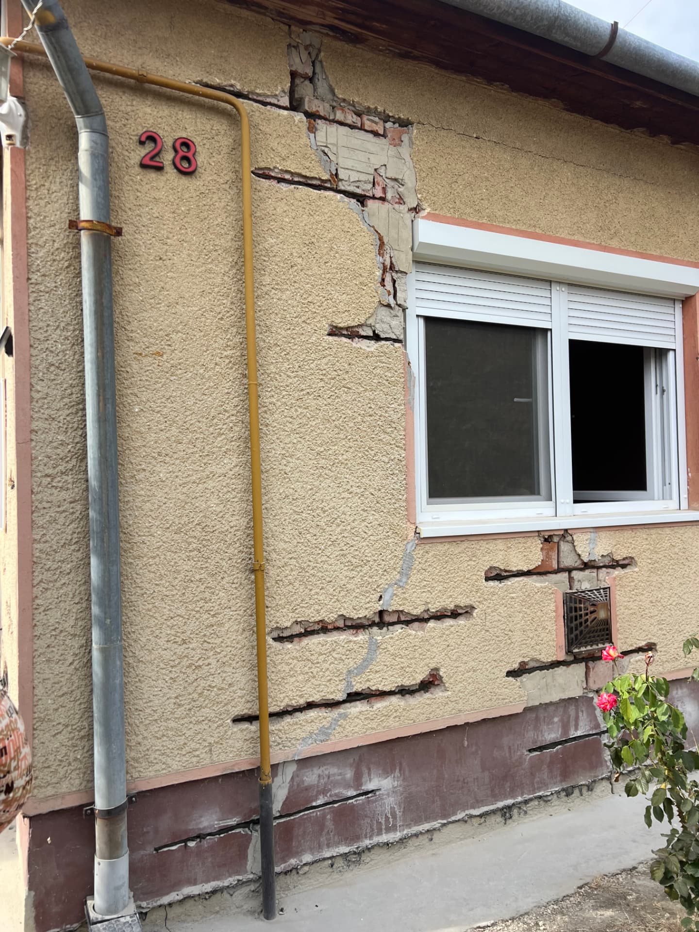 Falazati munka egy családi ház homlokzatán